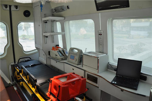 岗巴县救护车内部